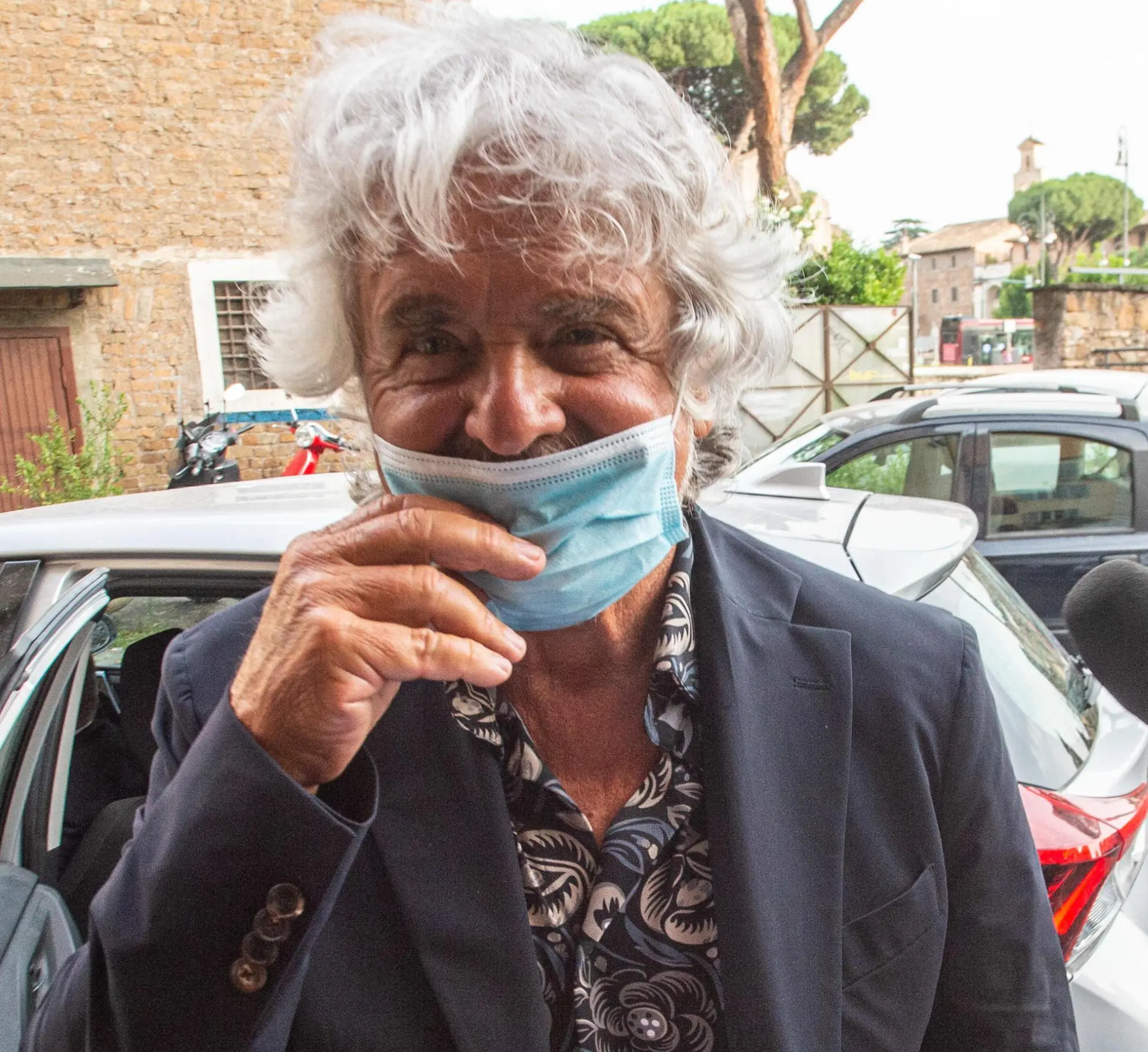 L’ultima di Grillo: soldi a tutti, basta stamparli