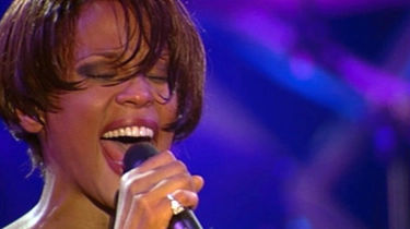 Whitney Houston avrebbe compiuto 60 anni il 9 agosto: la carriera e le canzoni più famose