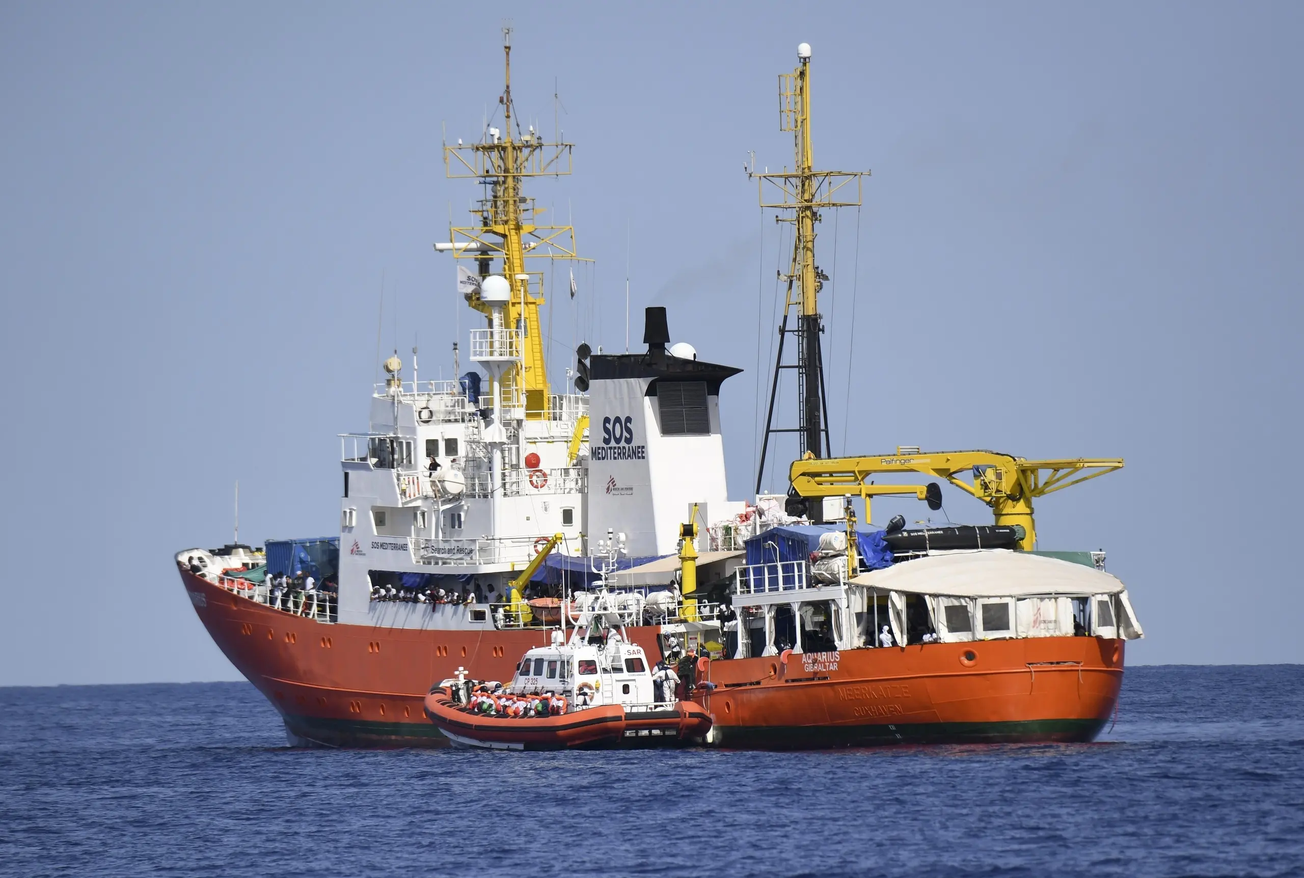 Migranti, nuovi sbarchi in Sicilia e Calabria. Aquarius soccorre 142 persone