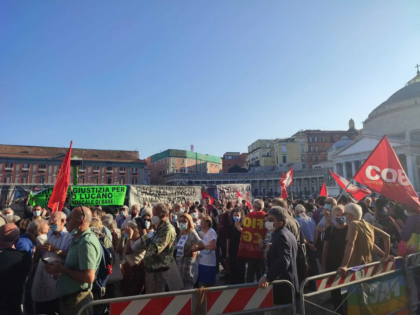 Mimmo Lucano, sit-in a Napoli: “La solidarietà non è un reato”