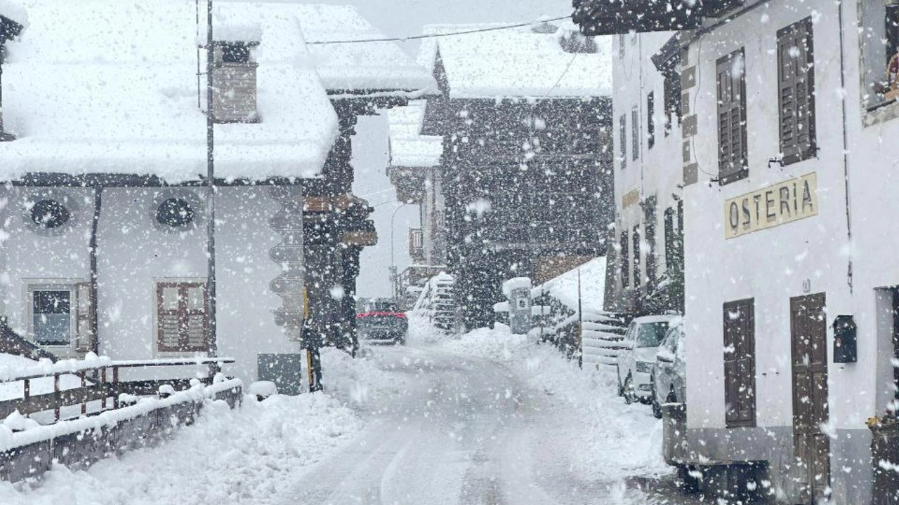 Maltempo: neve sulle Dolomiti, imbiancata Falcade (foto Ansa)