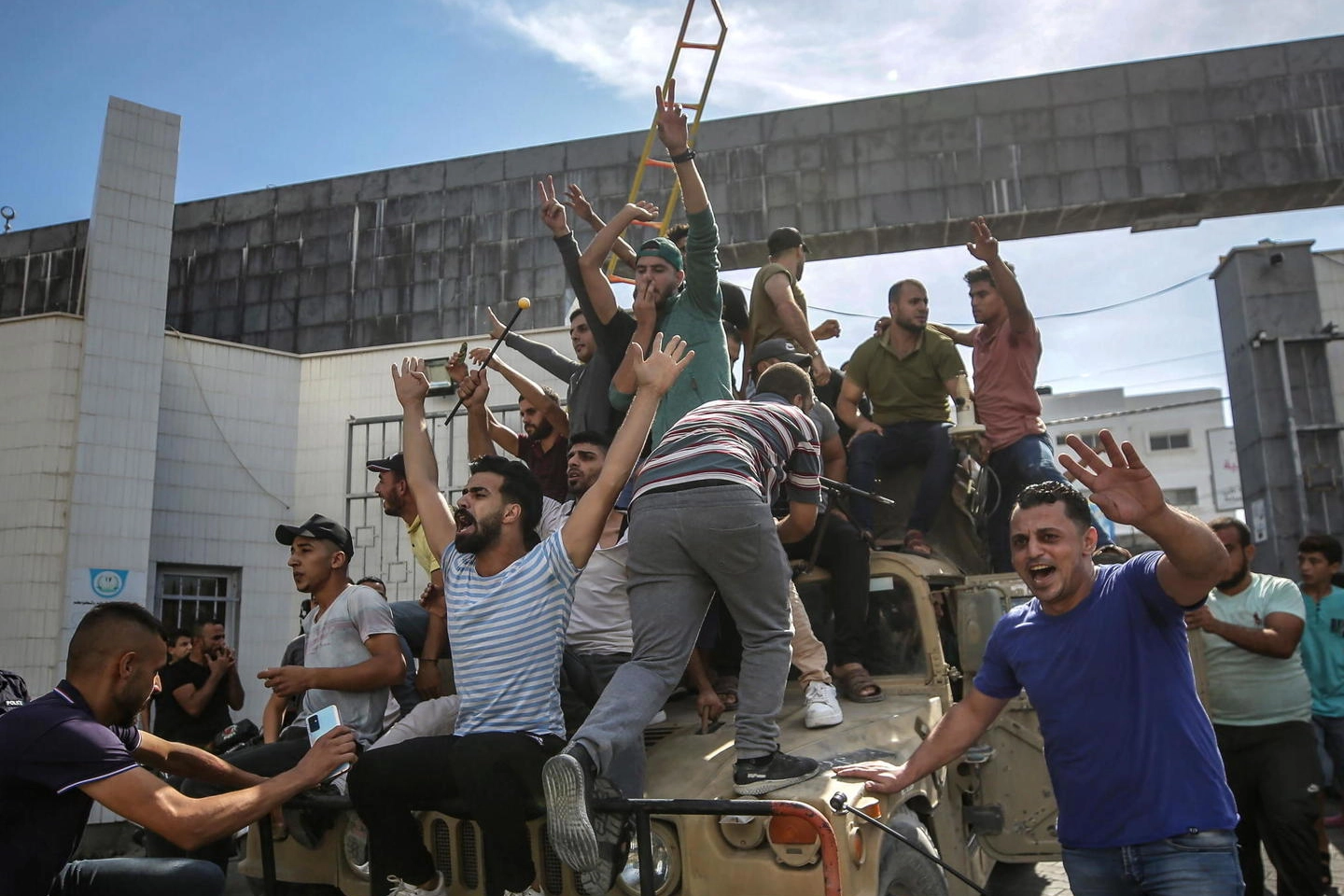 L'esultanza dei sostenitori di Hamas dopo il raid