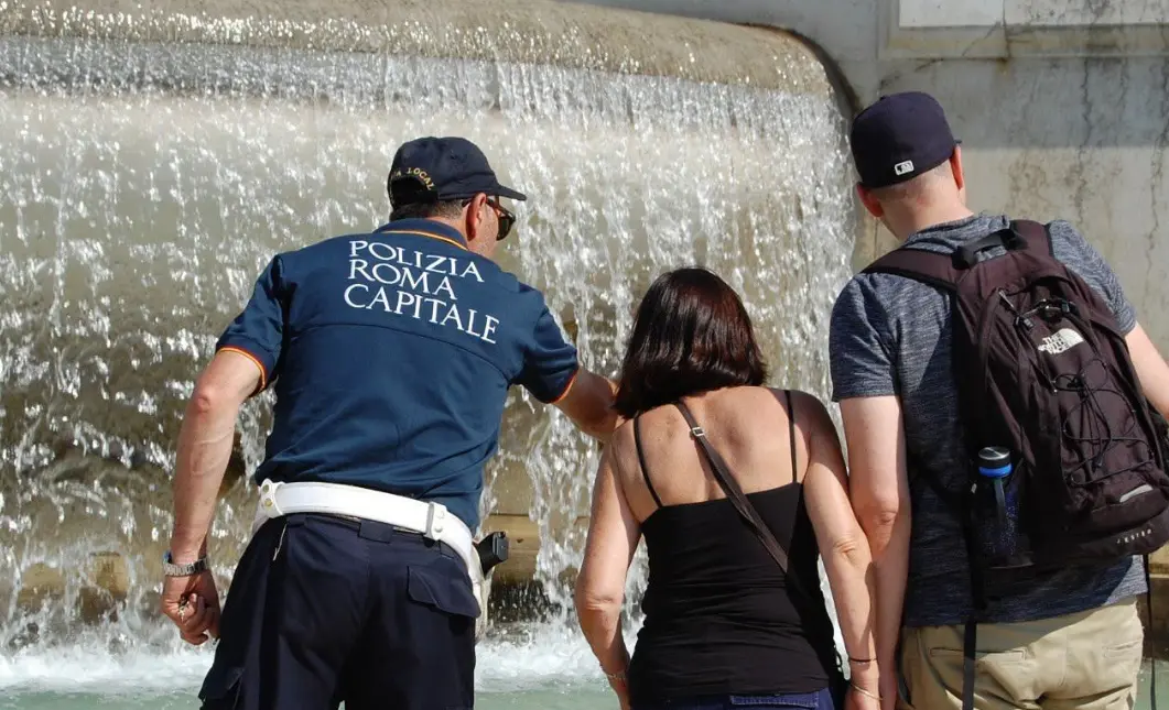 Roma, tenta un tuffo nella fontana di Campo de' Fiori: multa da 450 euro