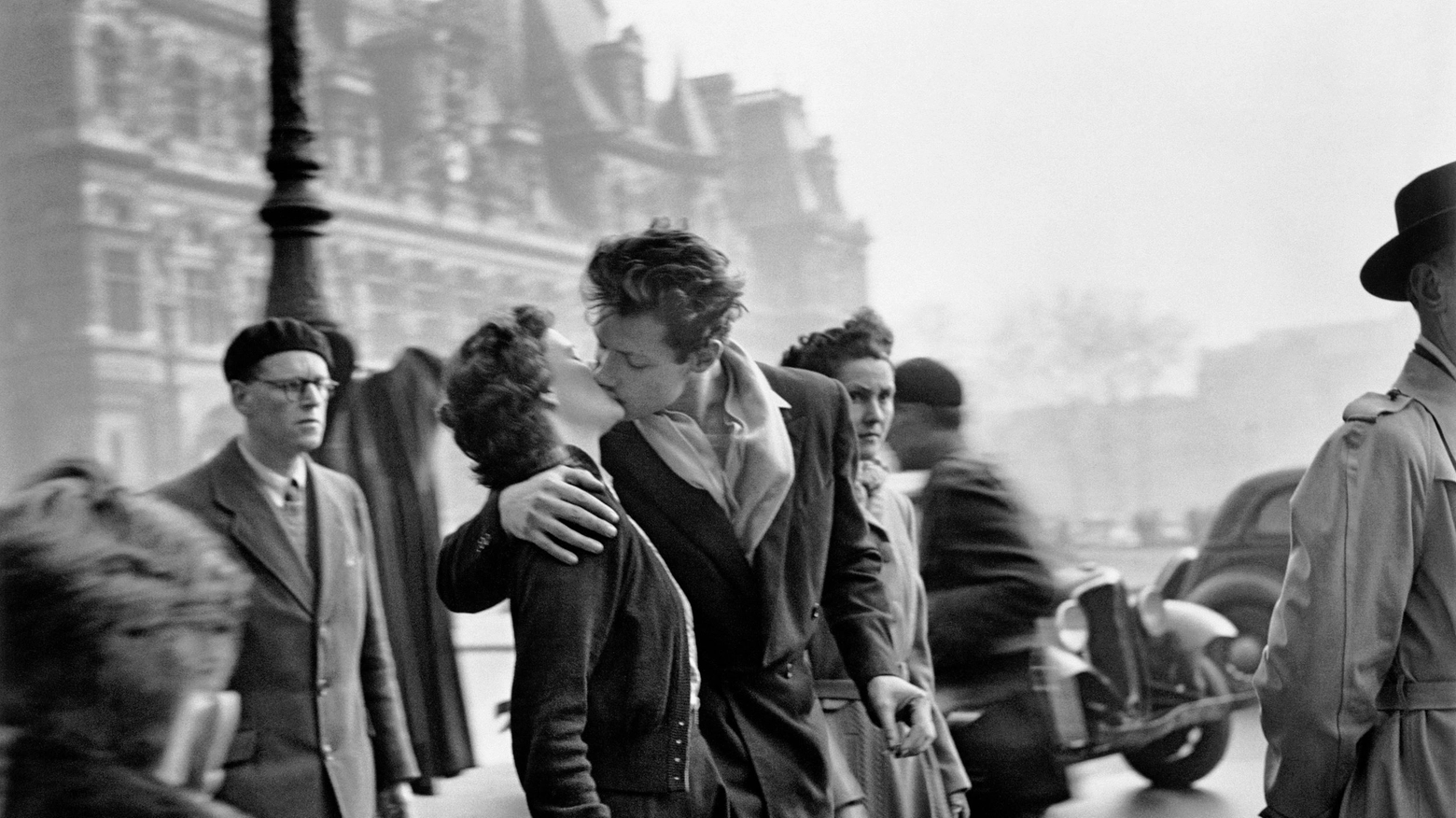 Robert Doisneau, Le baiser de l’Hôtel de Ville, Paris 1950 © Robert Doisneau