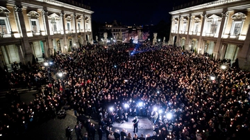 Fiaccolata per Navalny al Campidoglio, Lega contestata al grido di ‘vergogna, via, via’