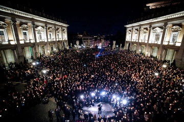 Fiaccolata per Navalny al Campidoglio, Lega contestata al grido di ‘vergogna, via, via’