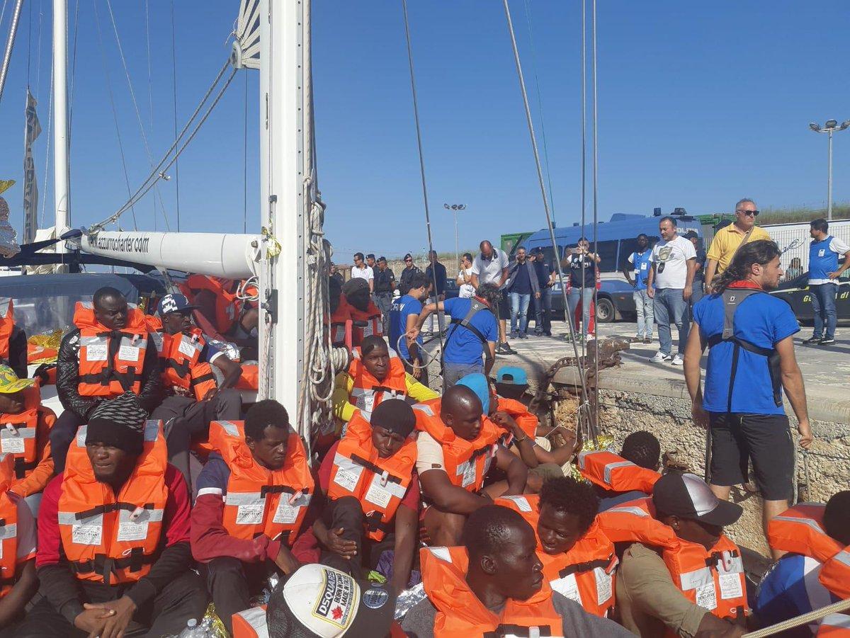 La Nave Alex A Lampedusa Sequestrata Dalla Finanza I Migranti A Terra