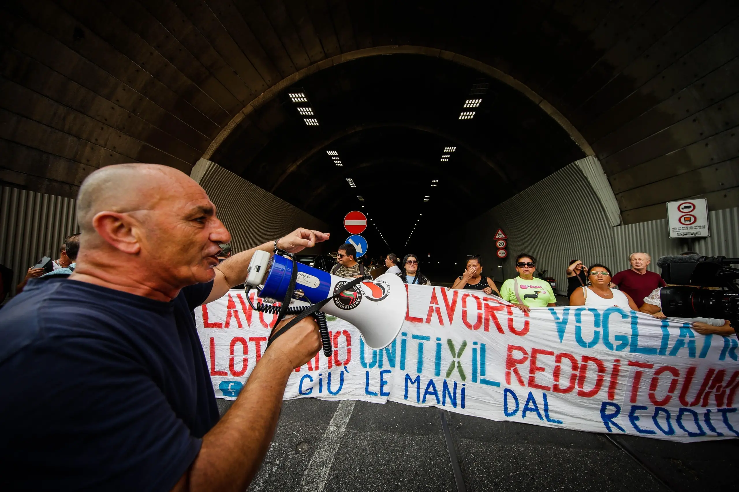 Reddito Cittadinanza, Proseguono Le Proteste A Napoli: Slogan Contro ...