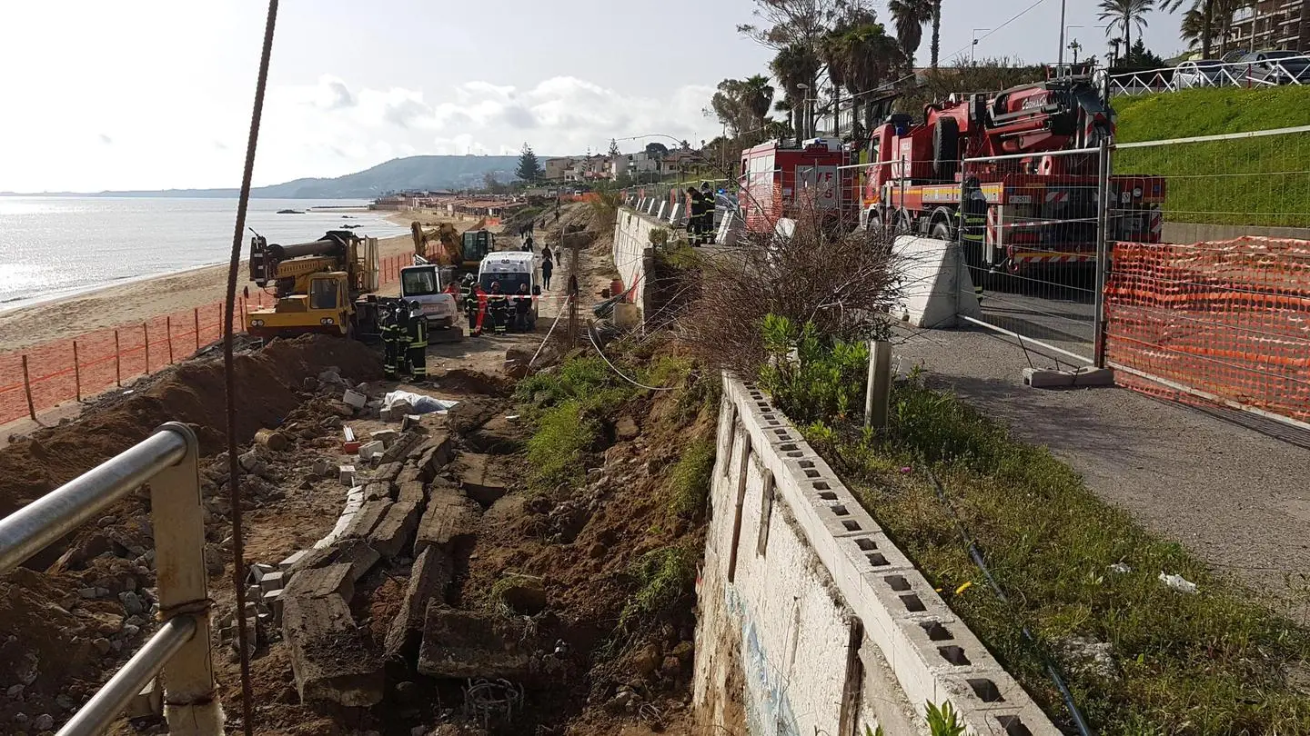 Crotone, incidente sul lavoro. Crolla muro, due operai morti schiacciati