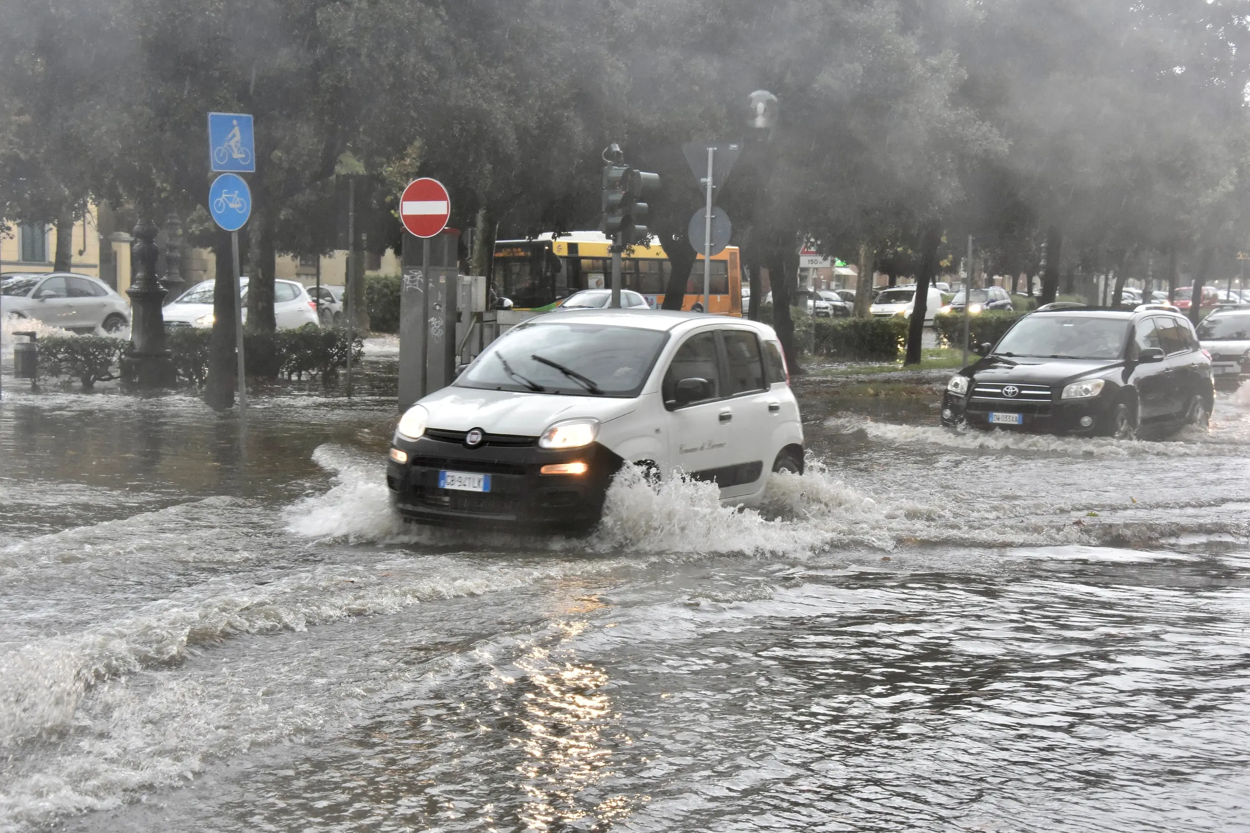 Maltempo Roma, bomba d’acqua sulla Capitale: traffico e disagi