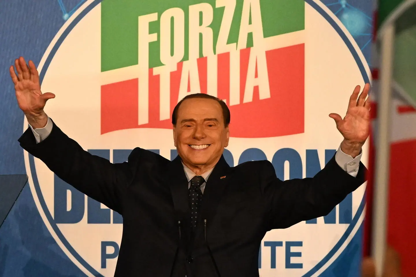 Berlusconi a Napoli rievoca i consigli di mamma Rosa. Scoppia il caso Gelmini