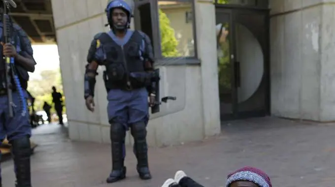 Sudafrica: scontri università, 9 arresti