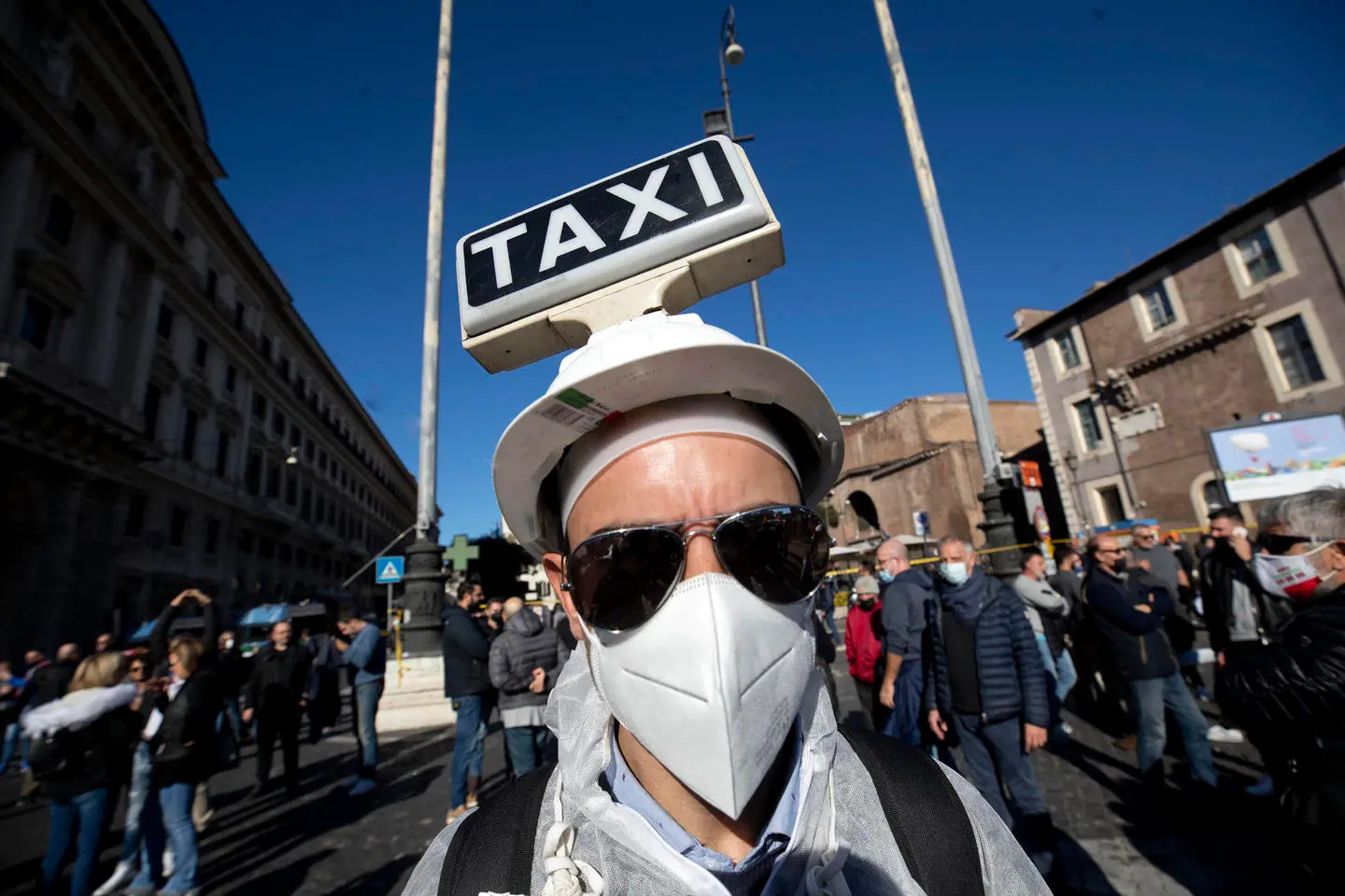 Sciopero taxi, bandiere e petardi in piazza della Repubblica a Roma: strade chiuse