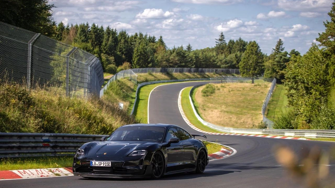 La ’super’ Porsche batte la Model S Plaid