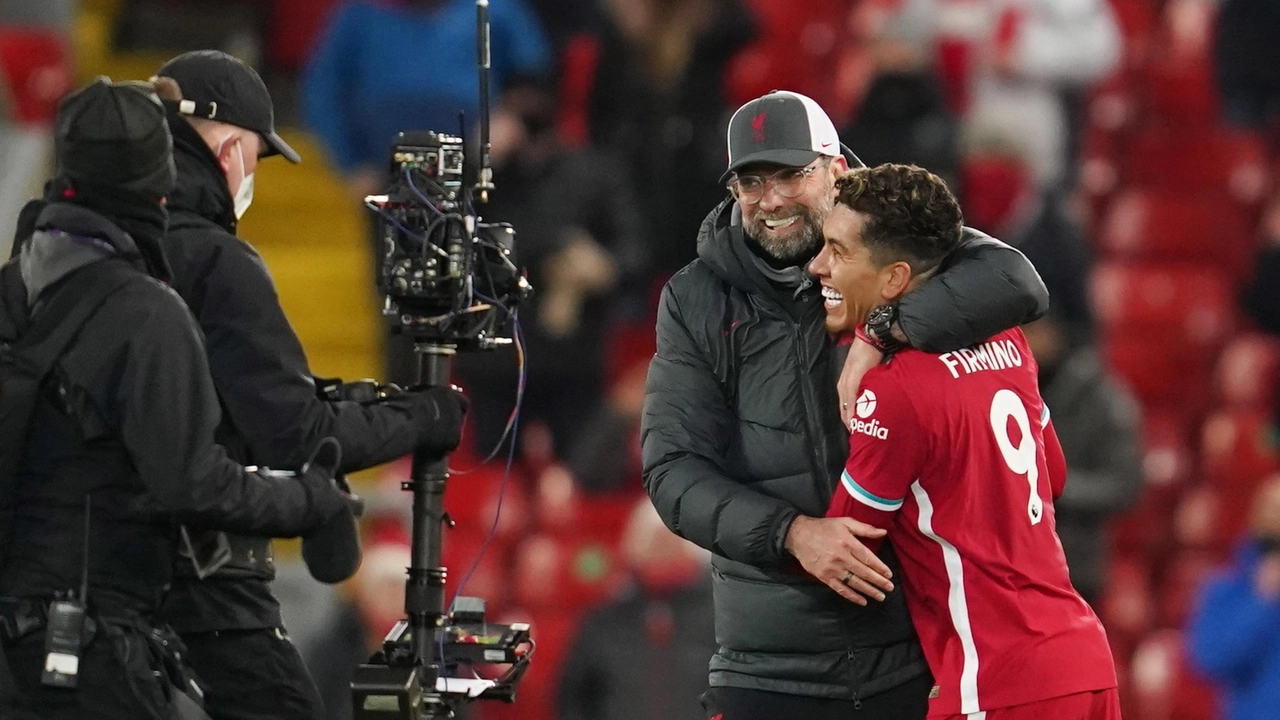 Jurgen Klopp abbraccia Bobby Firmino (Ansa)