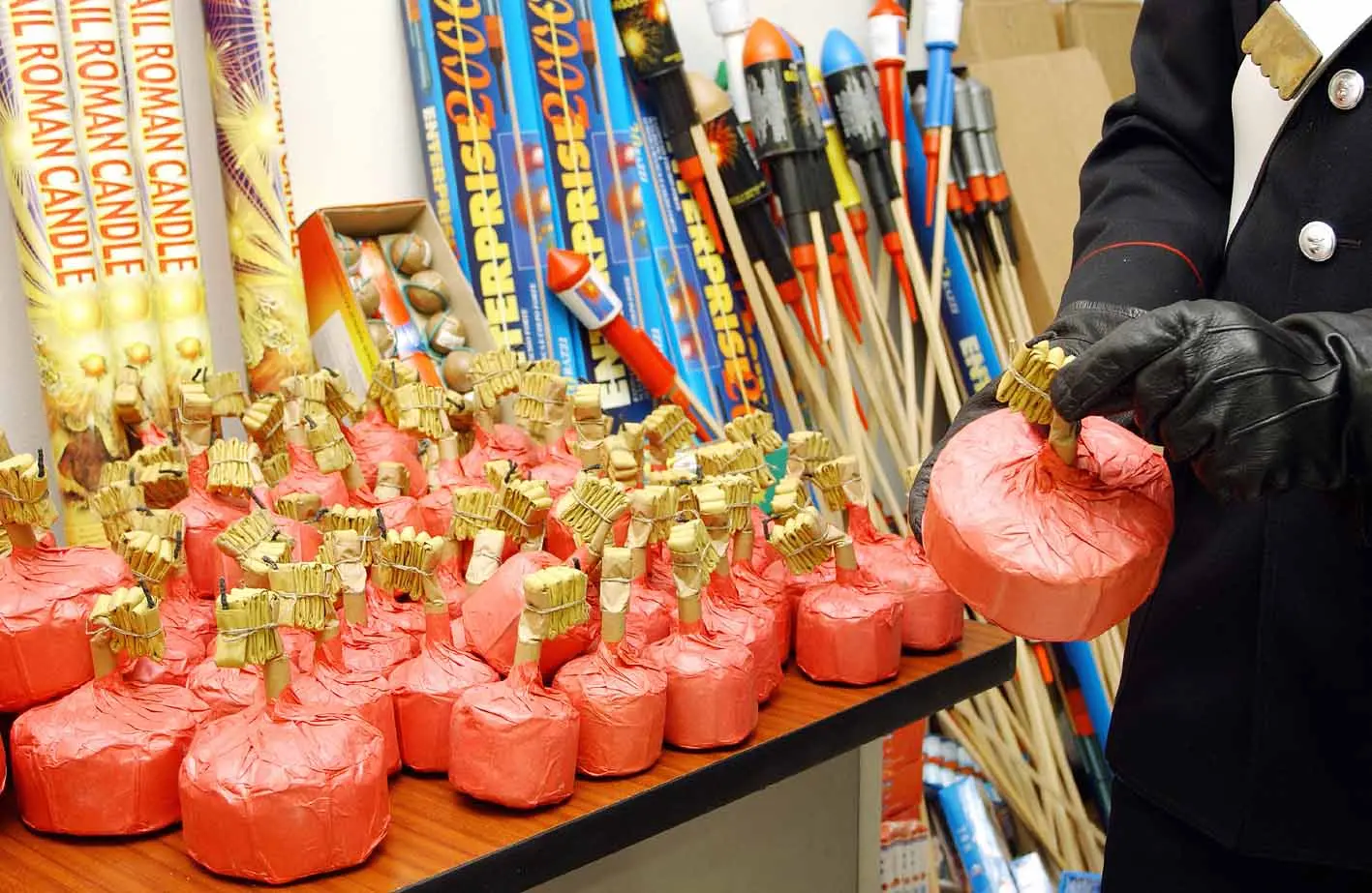 Fuochi d'artificio, 10 tonnellate di ordigni illegali sotto sequestro nel Napoletano