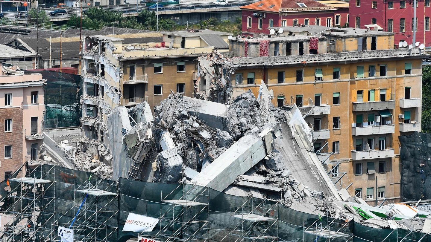 Le macerie del Ponte Morandi di Genova (LaPresse)