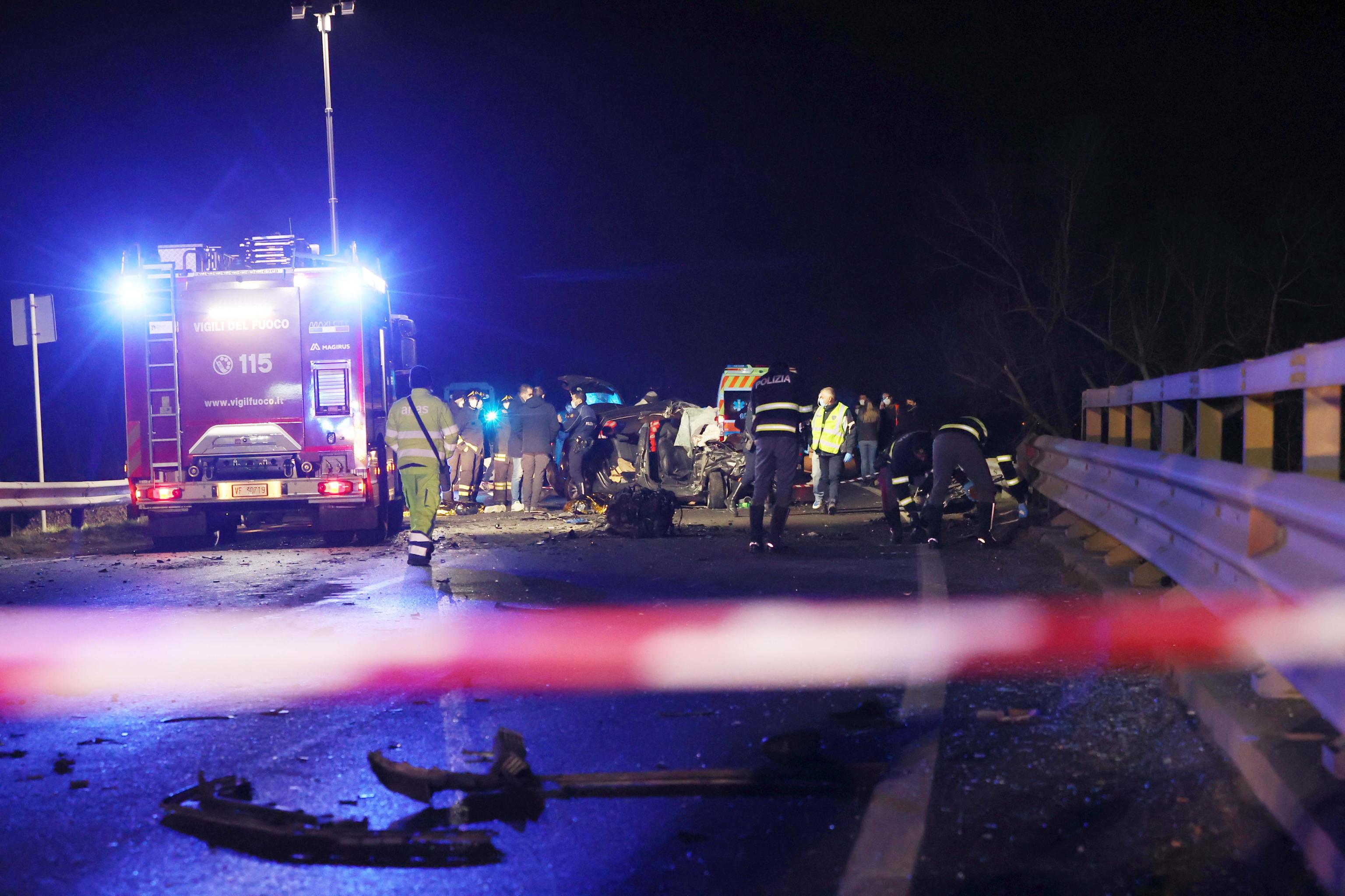 Incidente, 4 Giovani Tentato Di Spostare Auto In Panne Con Ferito ...