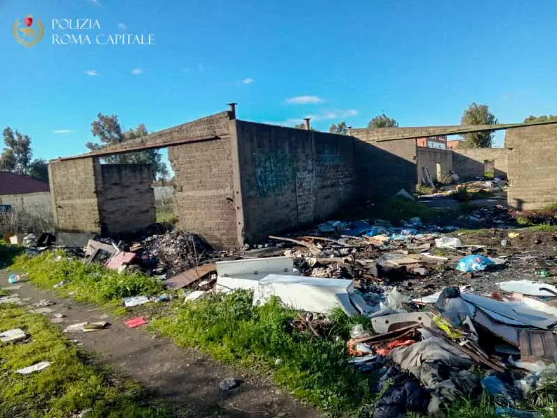 Roma, discarica abusiva con rifiuti pericolosi: sequestro e denuncia per il proprietario