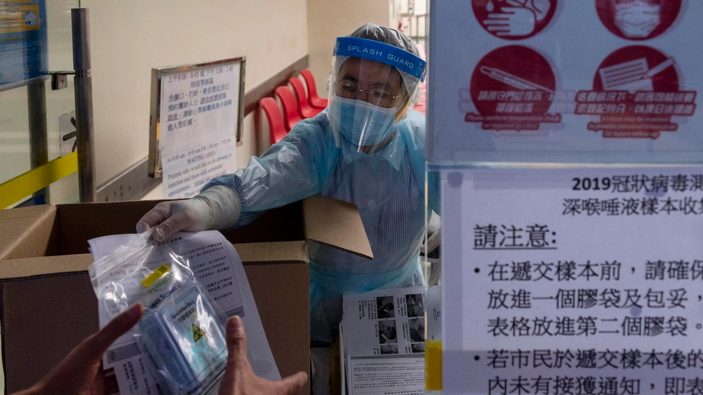 Coronavirus, distribuzione di test a Hong Kong (Ansa)