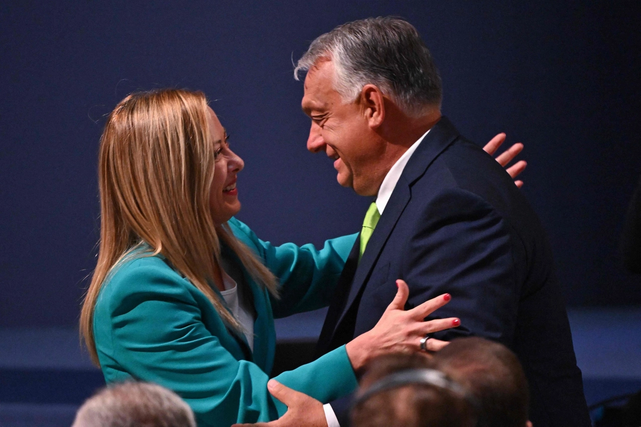 La premier Giorgia Meloni e Viktor Orban al Demography Summit di Budapest