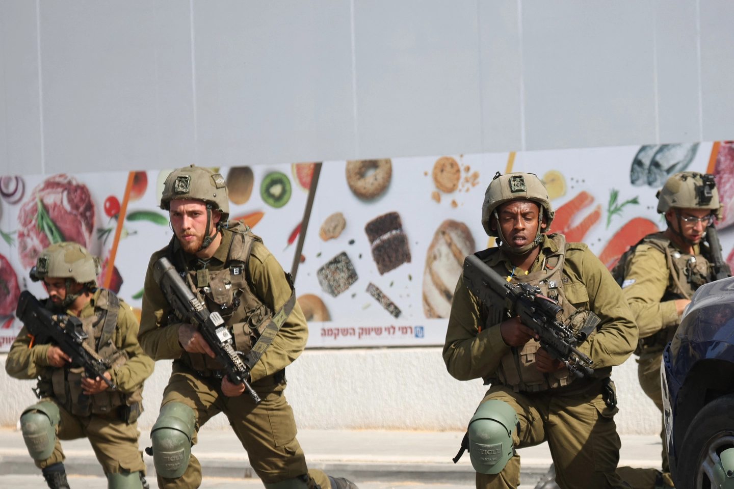 Soldati israeliani si schierano dopo l’attacco di Hamas in un’area dove sono stati uccisi civili nella città meridionale di Sderot
