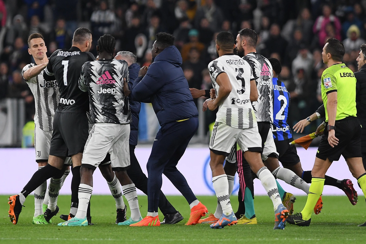 La rissa a fine partita tra Handanovic e Cuadrado