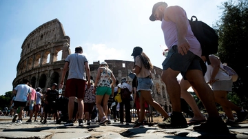 Topi al Colosseo “attrazione” dei turisti. Scoppia la polemica: “Roma è una discarica a cielo aperto”. Il Campidoglio: “Metteremo le trappole”