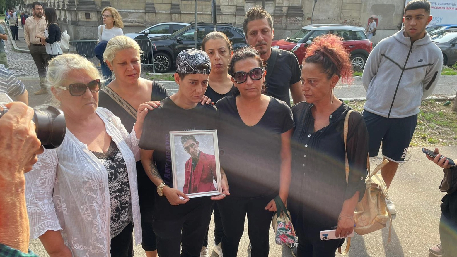 I familiari delle vittime di Brandizzo al corteo di Vercelli (Ansa)