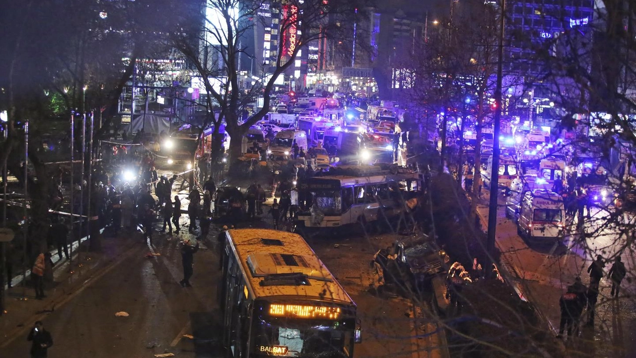 Attentato ad Ankara, è strage (Ansa)