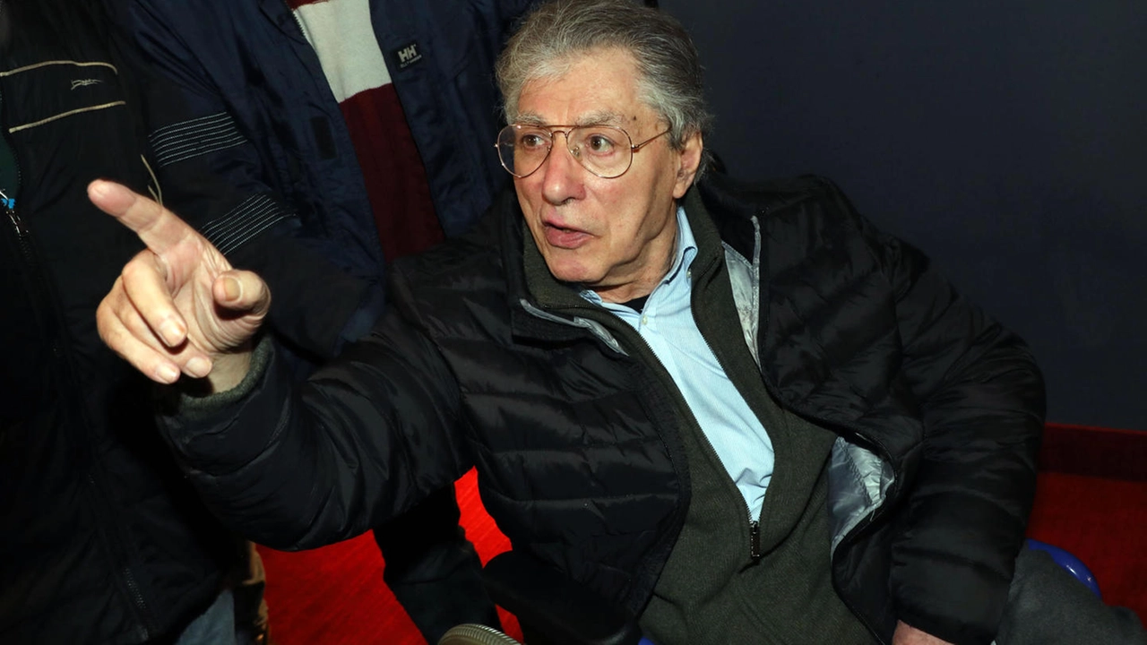 Da Umberto Bossi uno strappo con la linea di Matteo Salvini