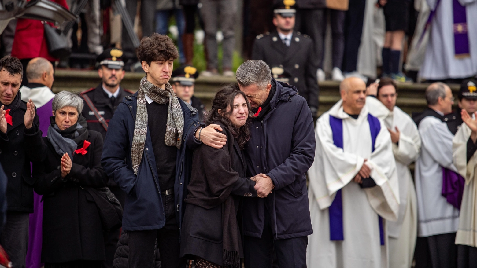 Gino Cecchettin abbraccia la figlia Elena ai funerali di Giulia