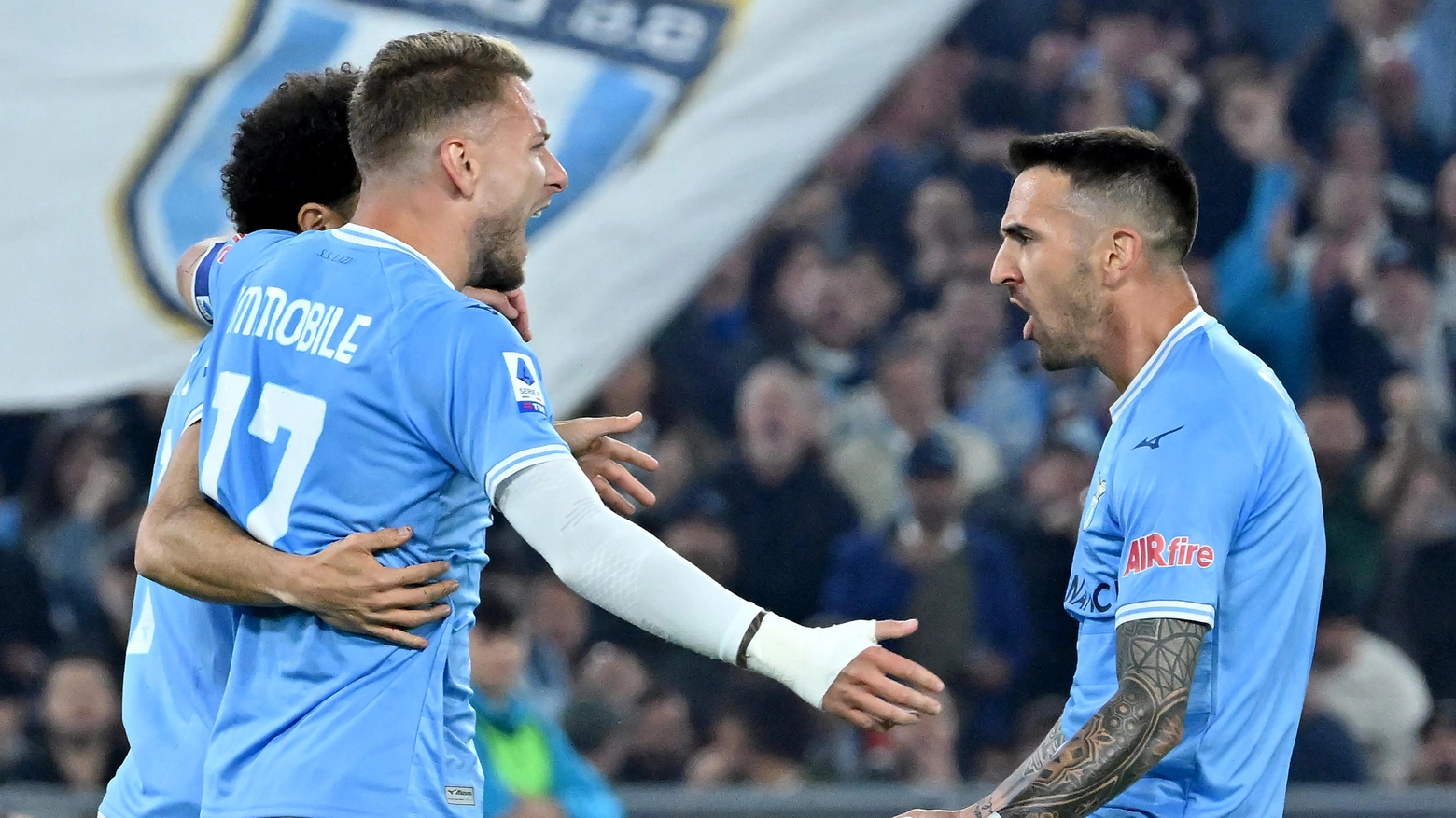 La Lazio festeggia il gol di Felipe Anderson