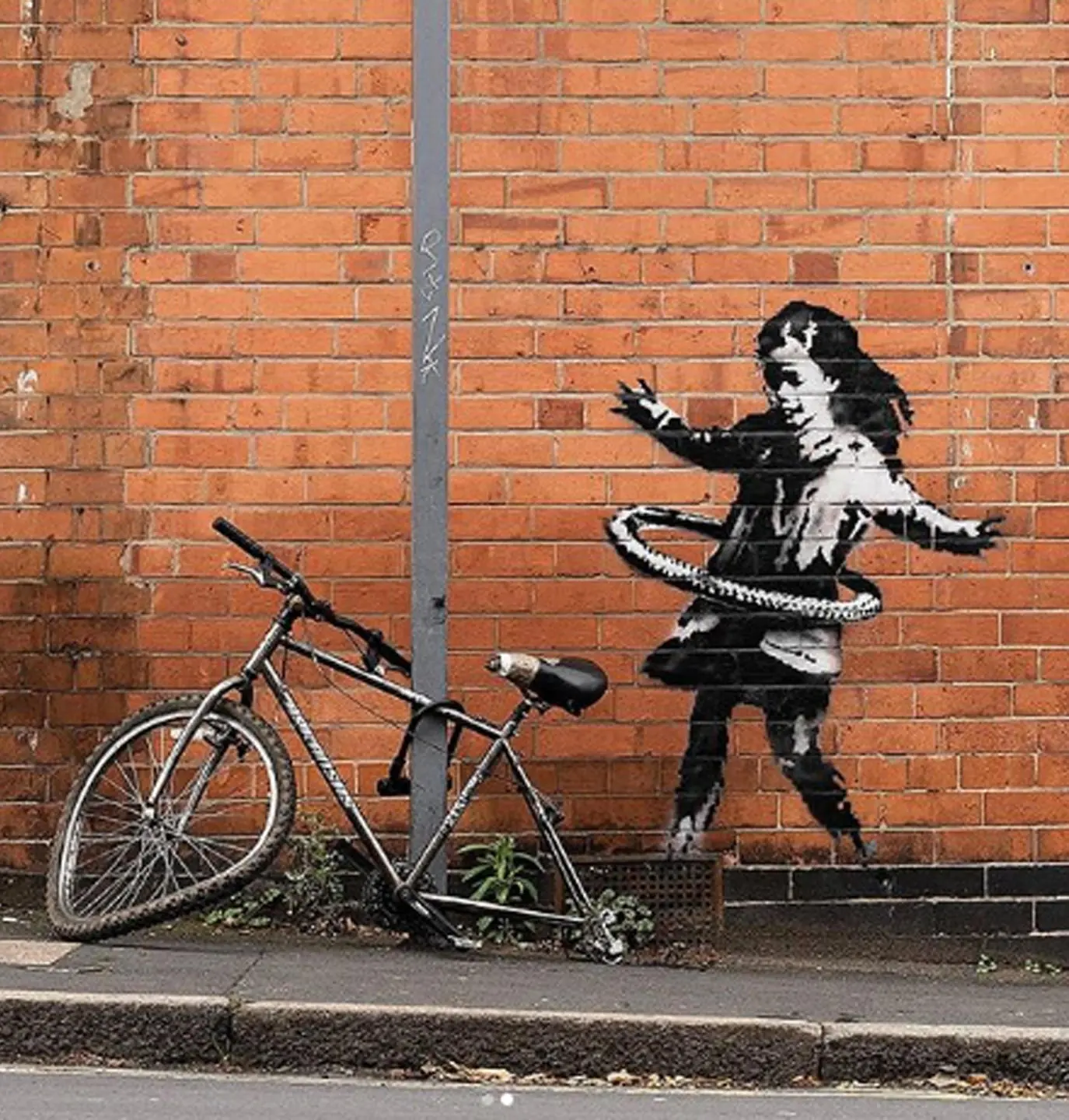 Banksy 'firma' un altro murales: la ragazzina che fa l'hula-hoop