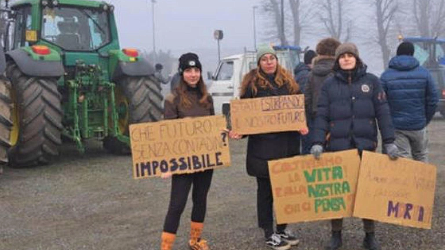 La protesta dei trattori prosegue in tutta Italia. Bruciata la bandiera Ue