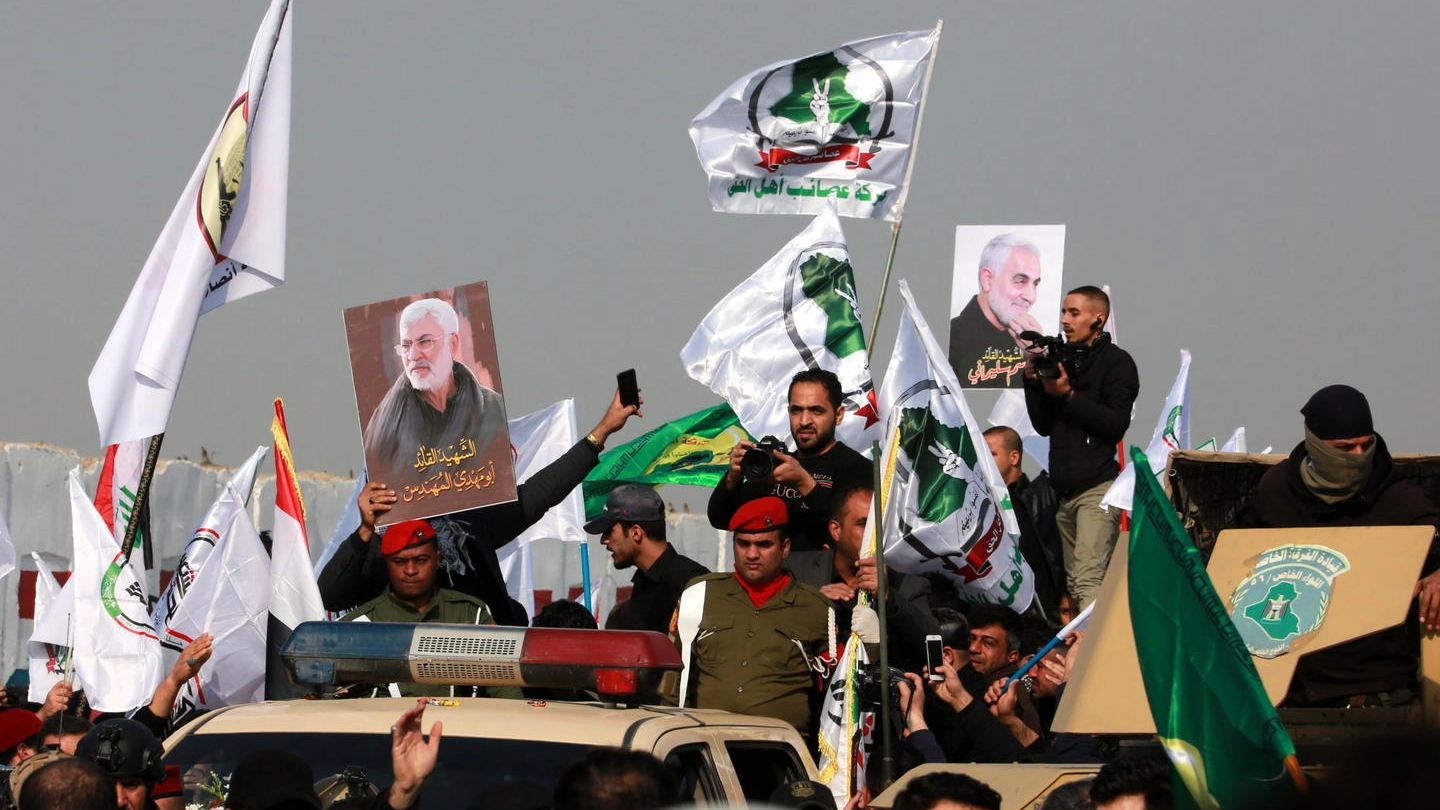 Folla ai funerali del generale Soleimani (Ansa) 