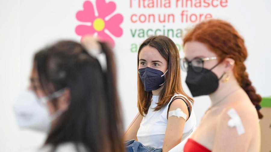 Ragazze attendono dopo aver ricevuto una dose di vaccino