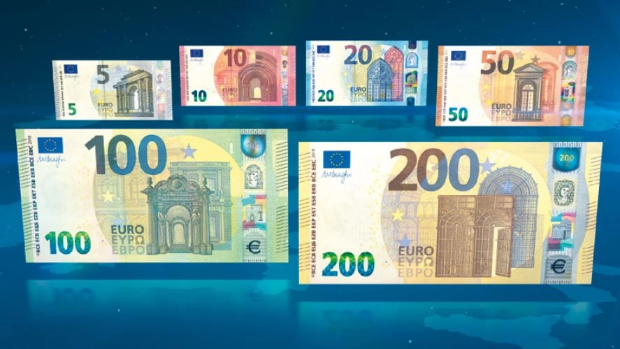 Le nuove banconote da 100 e 200 euro (Dire)