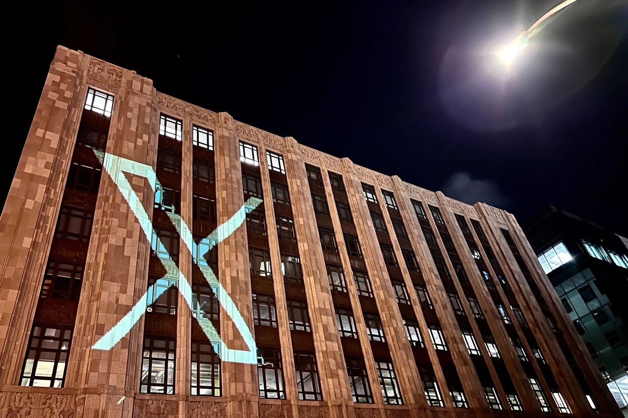 Il nuovo logo X di Twitter proiettato sul quartier generale dell'azienda