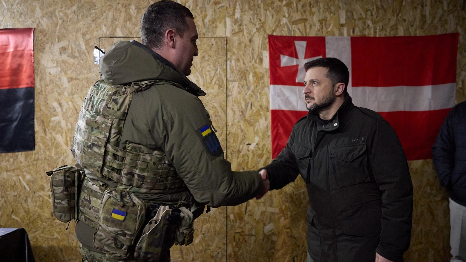 Il presidente ucraino Zelensky in visita alle truppe