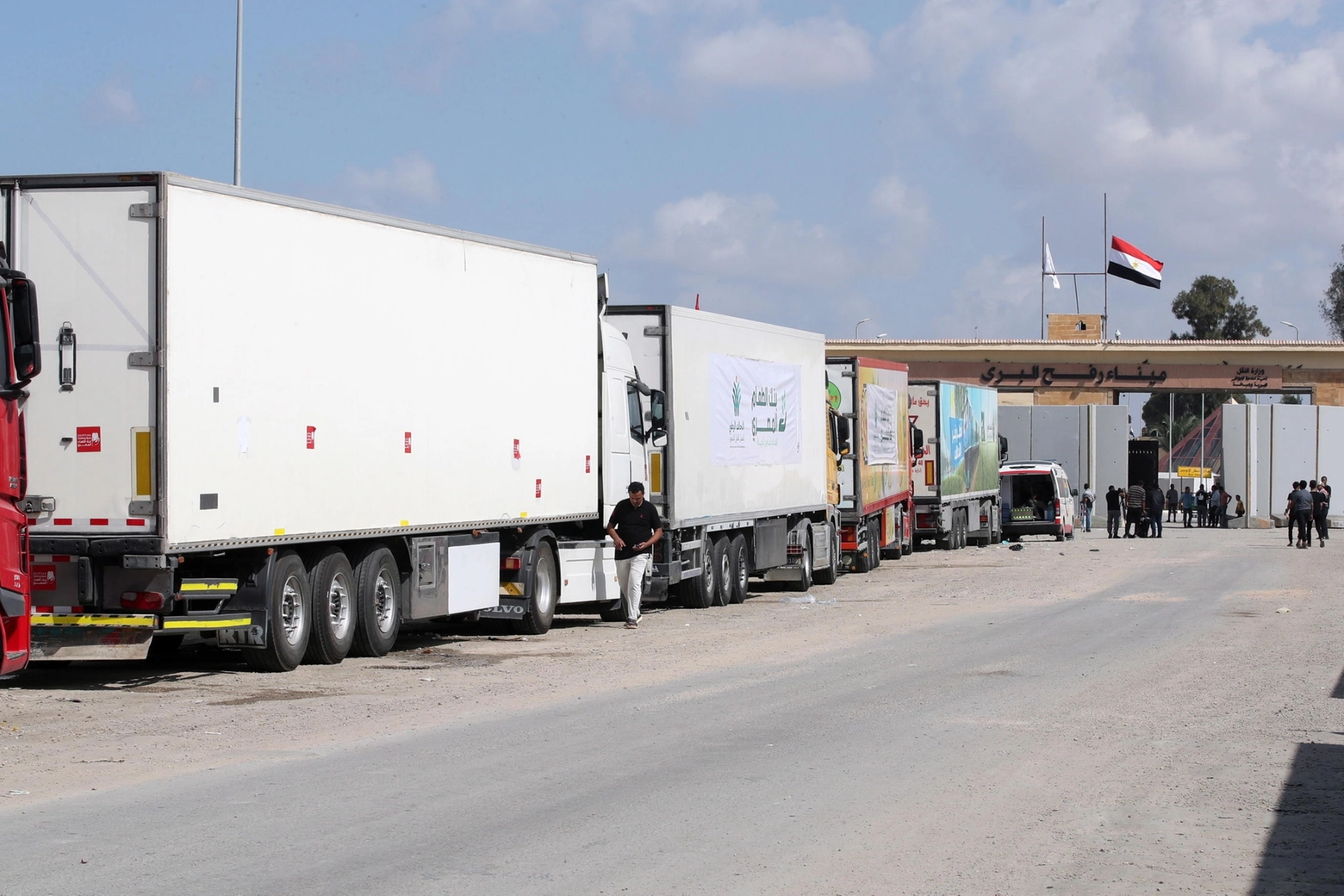 Rafah, i convogli con gli aiuti umanitari attendono di varcare il confine con la Striscia di Gaza (Ansa)