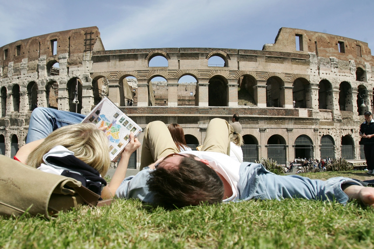 Turisti davanti al Colosseo 