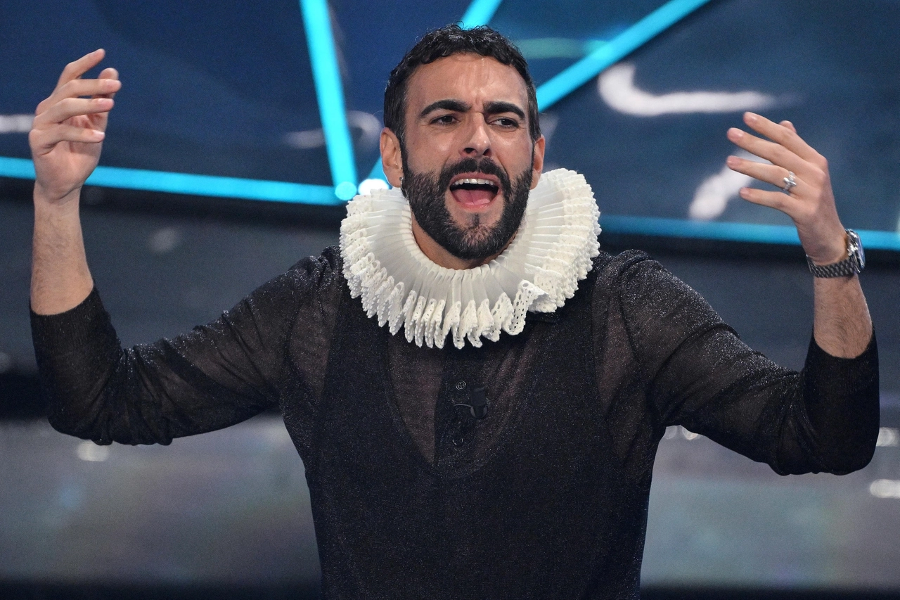 Marco Mengoni sul palco di Sanremo 2024