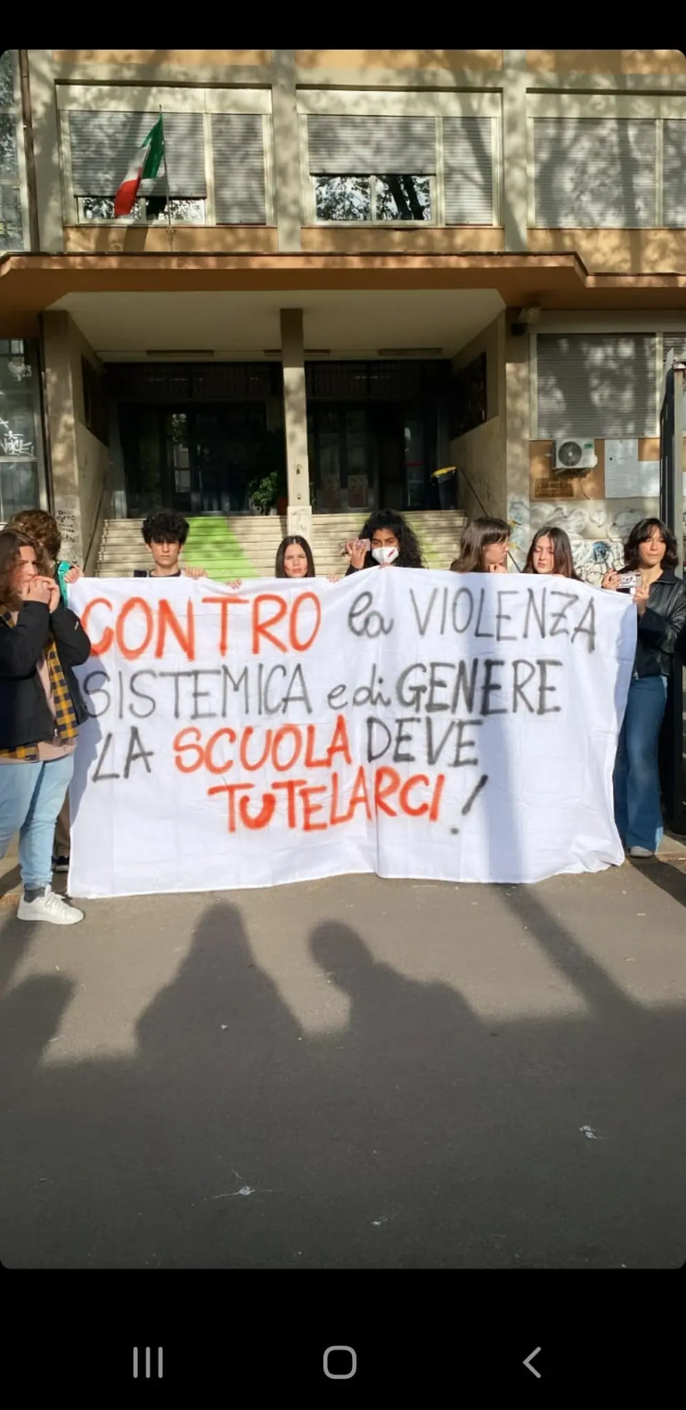 Roma, alunna di 16 anni denuncia molestie dal bidello: sit-in degli studenti