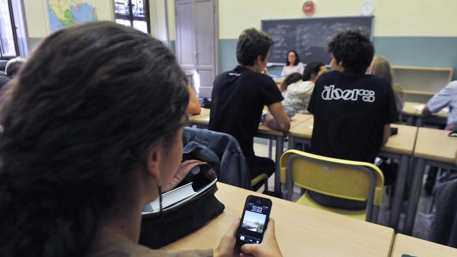 Cellulare in classe (NewPress)