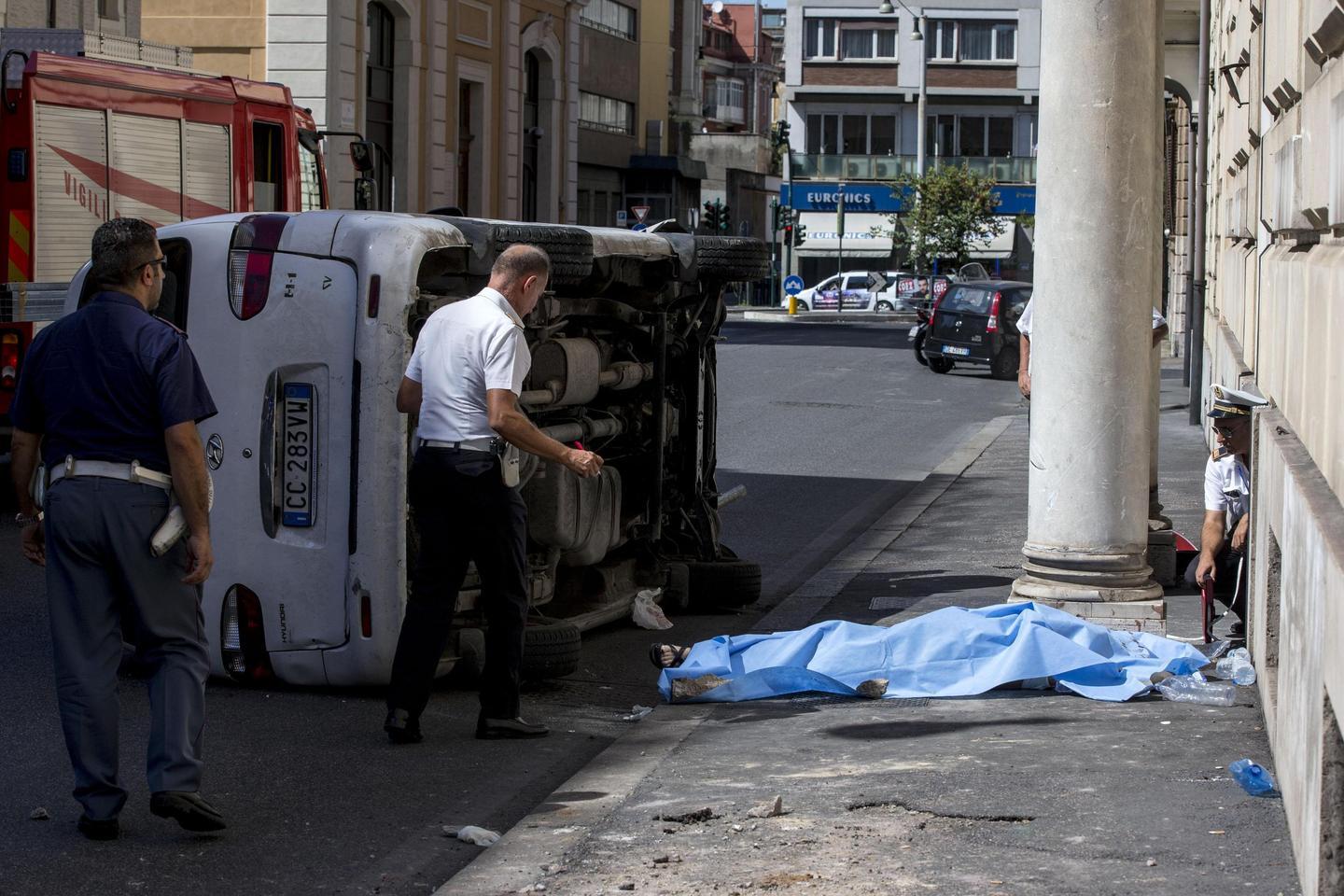 Roma, Incidente In Pieno Centro. Furgoncino Travolge Due Donne: Una ...