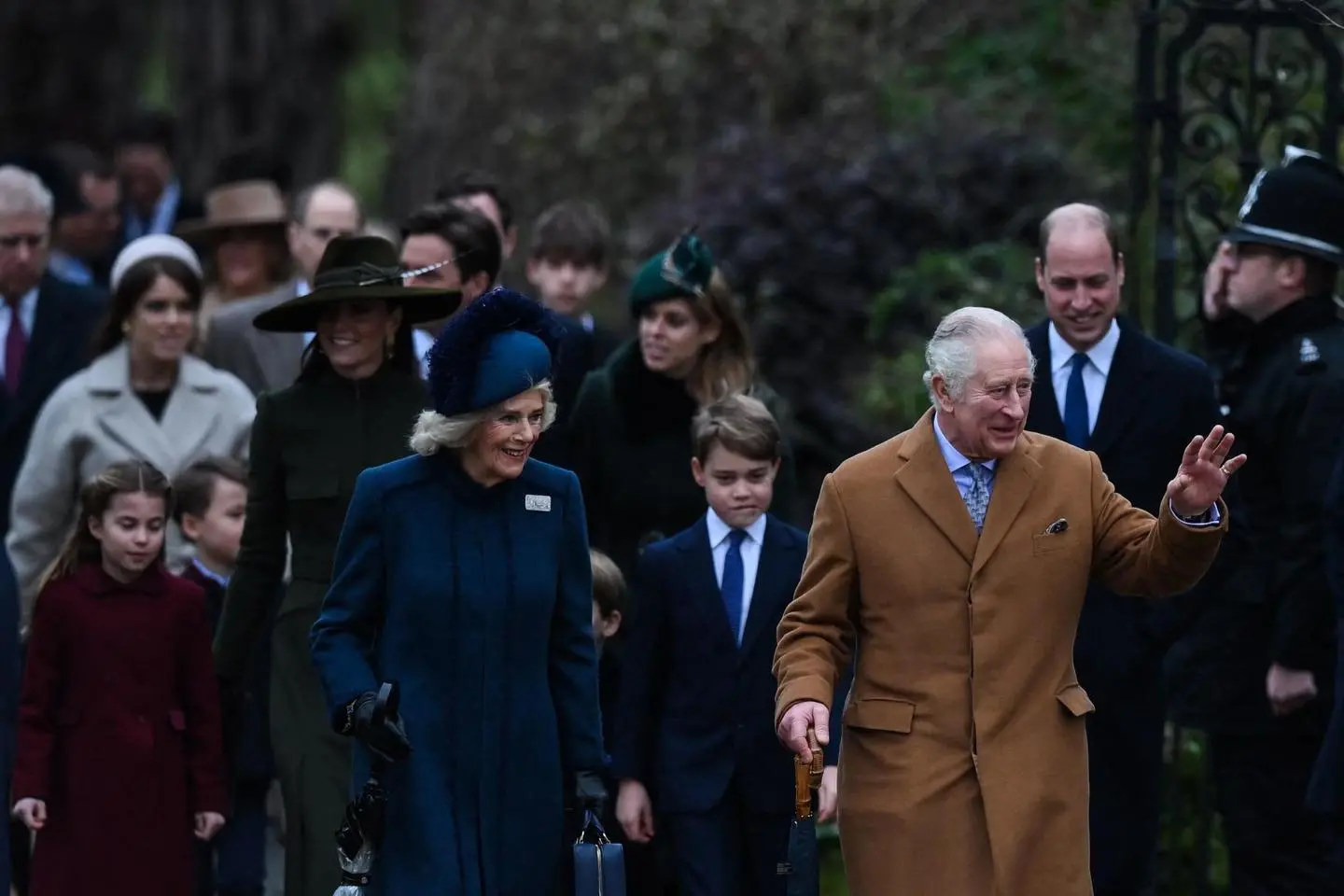 Re Carlo al suo primo discorso di Natale. Royal family riunita a Sandringham