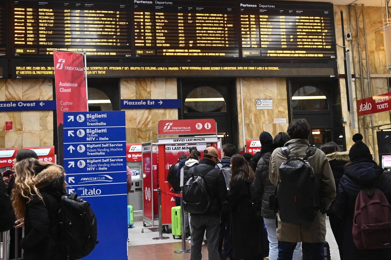 Doppio sciopero dei treni. Stazioni in tilt e tanti disagi. E oggi si continua fino a sera