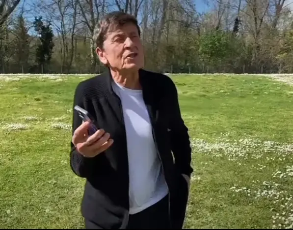 Gianni Morandi canta la sigla di Mare Fuori