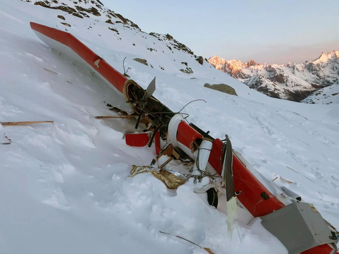 Aosta, scontro elicottero-aereo: sette morti. Arrestato il pilota francese